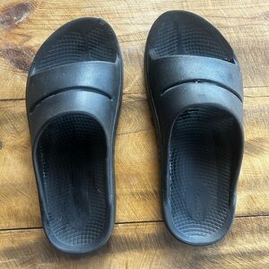 Black Oofos